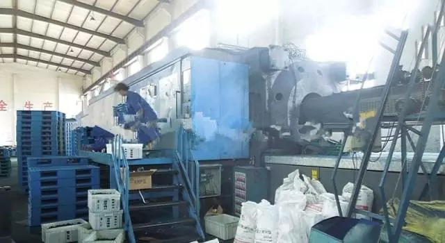 超級大注塑機！山東邦達塑料托盤的注塑現(xiàn)場